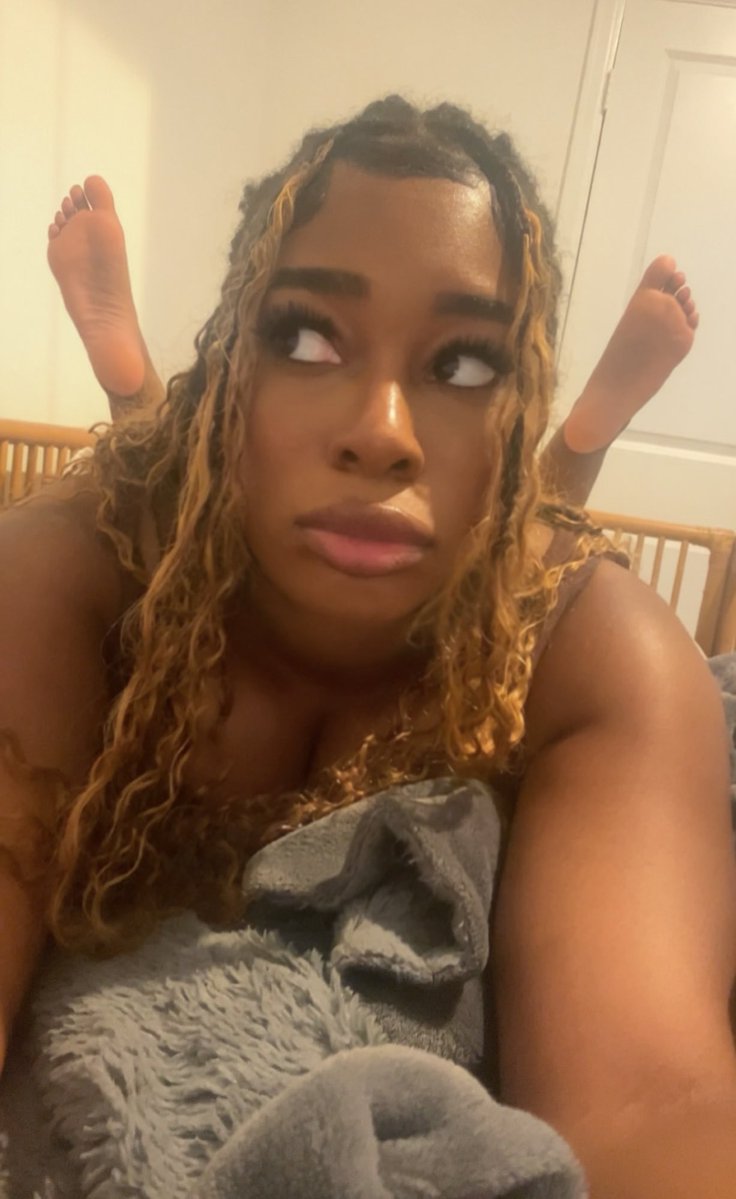 bratttybby's tweet photo. pretty face + pretty feet makes u weak https://t.co/iXVThFdiQ4