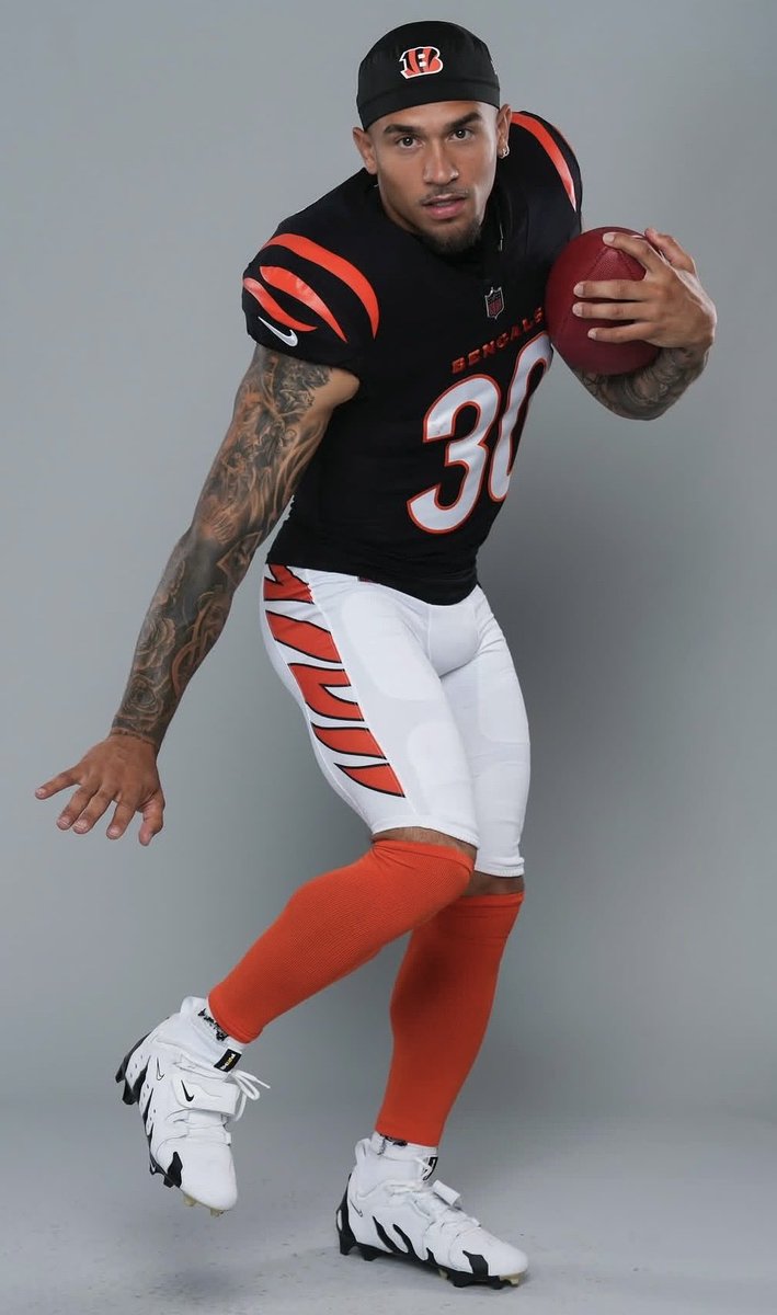 James_Dean_Teen's tweet photo. Let’s get this cogs CRANKED. I’m planning on a Rb-Rb draft strategy. One Rb I’m considering reaching for if my top target isn’t there is Chase Brown. 

Three-down workload. Explosive playmaker. Passing-game weapon. Goal-line upside. https://t.co/tFWp8uqs8O