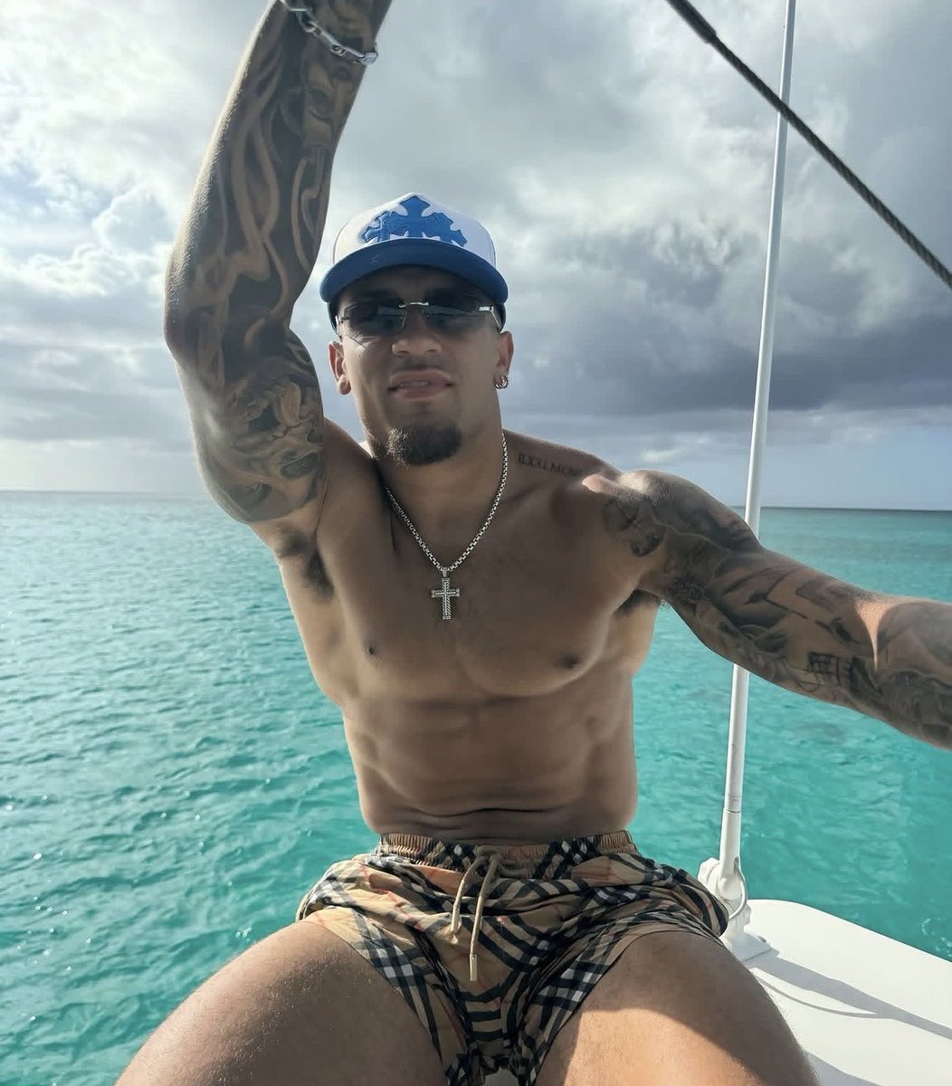James_Dean_Teen's tweet photo. Let’s get this cogs CRANKED. I’m planning on a Rb-Rb draft strategy. One Rb I’m considering reaching for if my top target isn’t there is Chase Brown. 

Three-down workload. Explosive playmaker. Passing-game weapon. Goal-line upside. https://t.co/tFWp8uqs8O