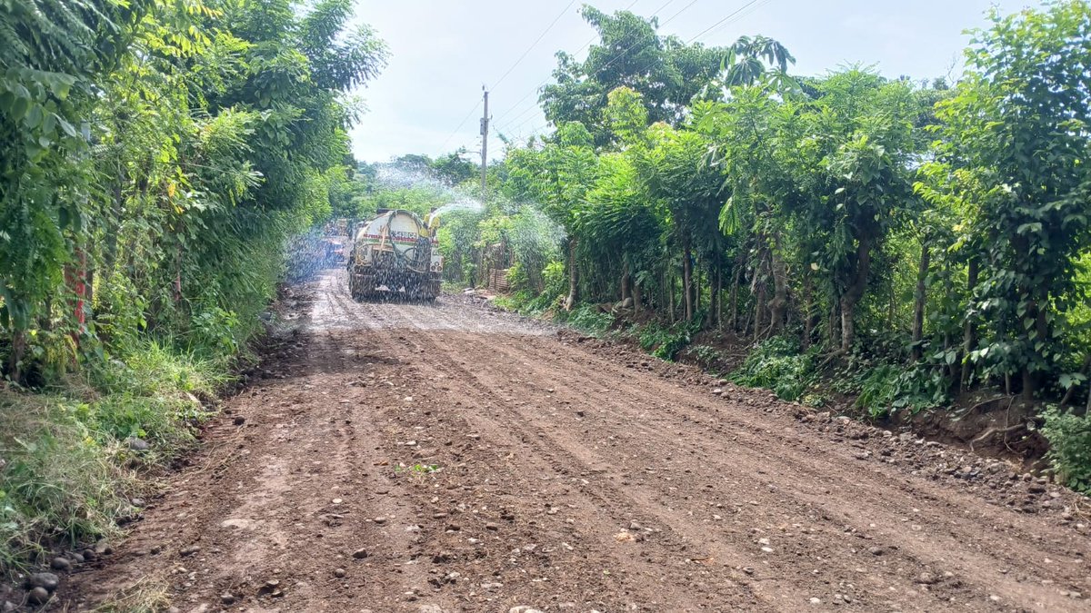 COVIAL_CIV's tweet photo. En el tramo comprendido entre el km 246.5 y 246.9, se realizan trabajos de conformación y aplicación de balasto para mejorar las condiciones de la RD-QUE-28, #Quetzltenango; logrando así rutas transitables y seguras.👷🏼🚜

#ProtegerTransformarAvanzar https://t.co/jhtXCSAeio