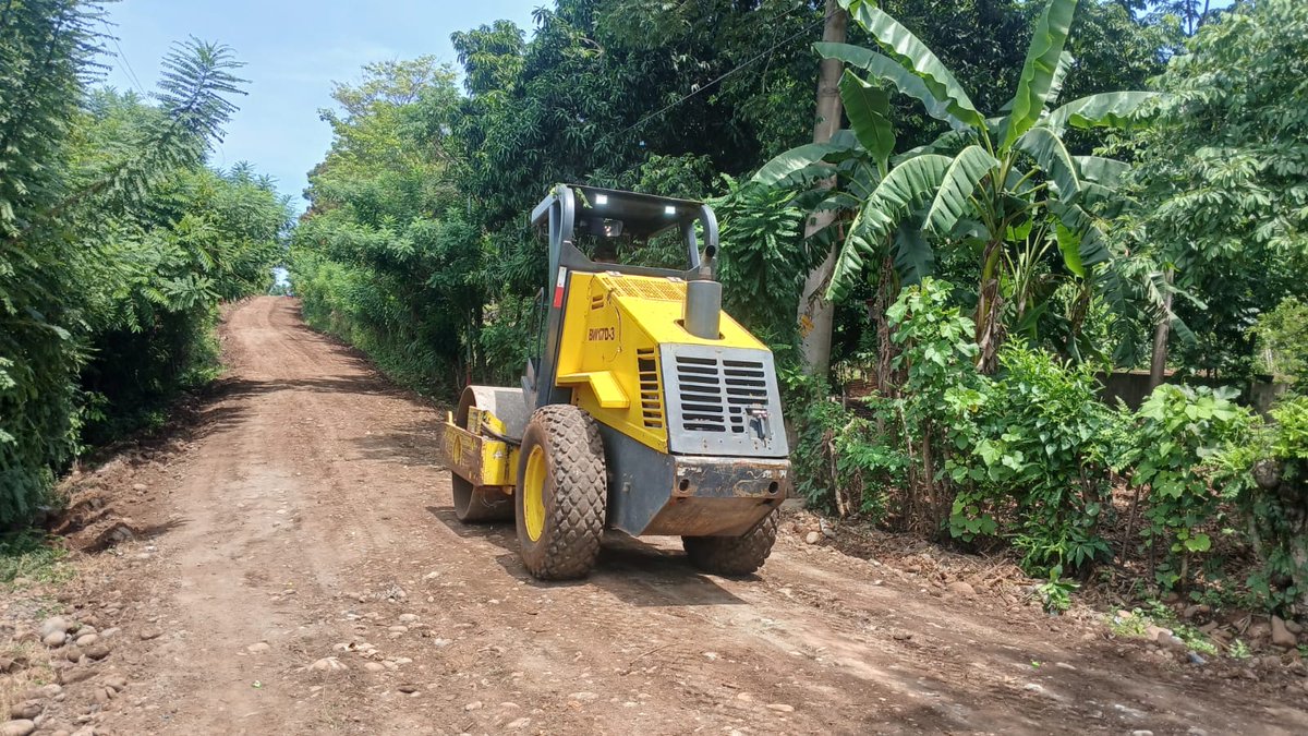 COVIAL_CIV's tweet photo. En el tramo comprendido entre el km 246.5 y 246.9, se realizan trabajos de conformación y aplicación de balasto para mejorar las condiciones de la RD-QUE-28, #Quetzltenango; logrando así rutas transitables y seguras.👷🏼🚜

#ProtegerTransformarAvanzar https://t.co/jhtXCSAeio