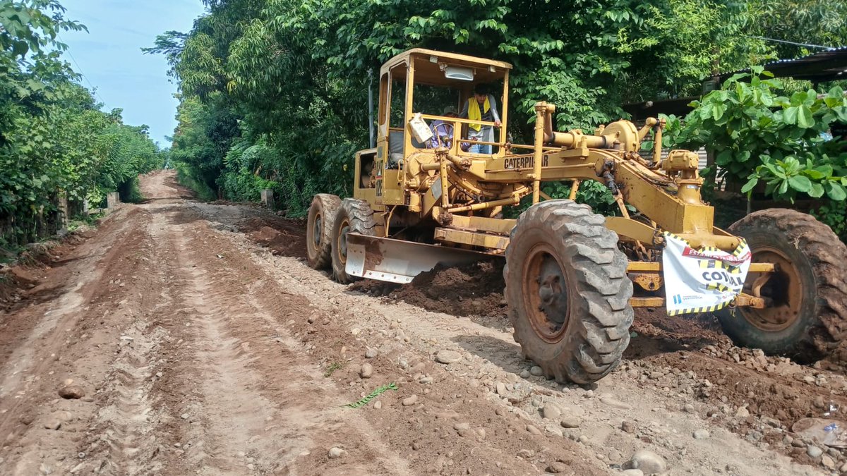 COVIAL_CIV's tweet photo. En el tramo comprendido entre el km 246.5 y 246.9, se realizan trabajos de conformación y aplicación de balasto para mejorar las condiciones de la RD-QUE-28, #Quetzltenango; logrando así rutas transitables y seguras.👷🏼🚜

#ProtegerTransformarAvanzar https://t.co/jhtXCSAeio