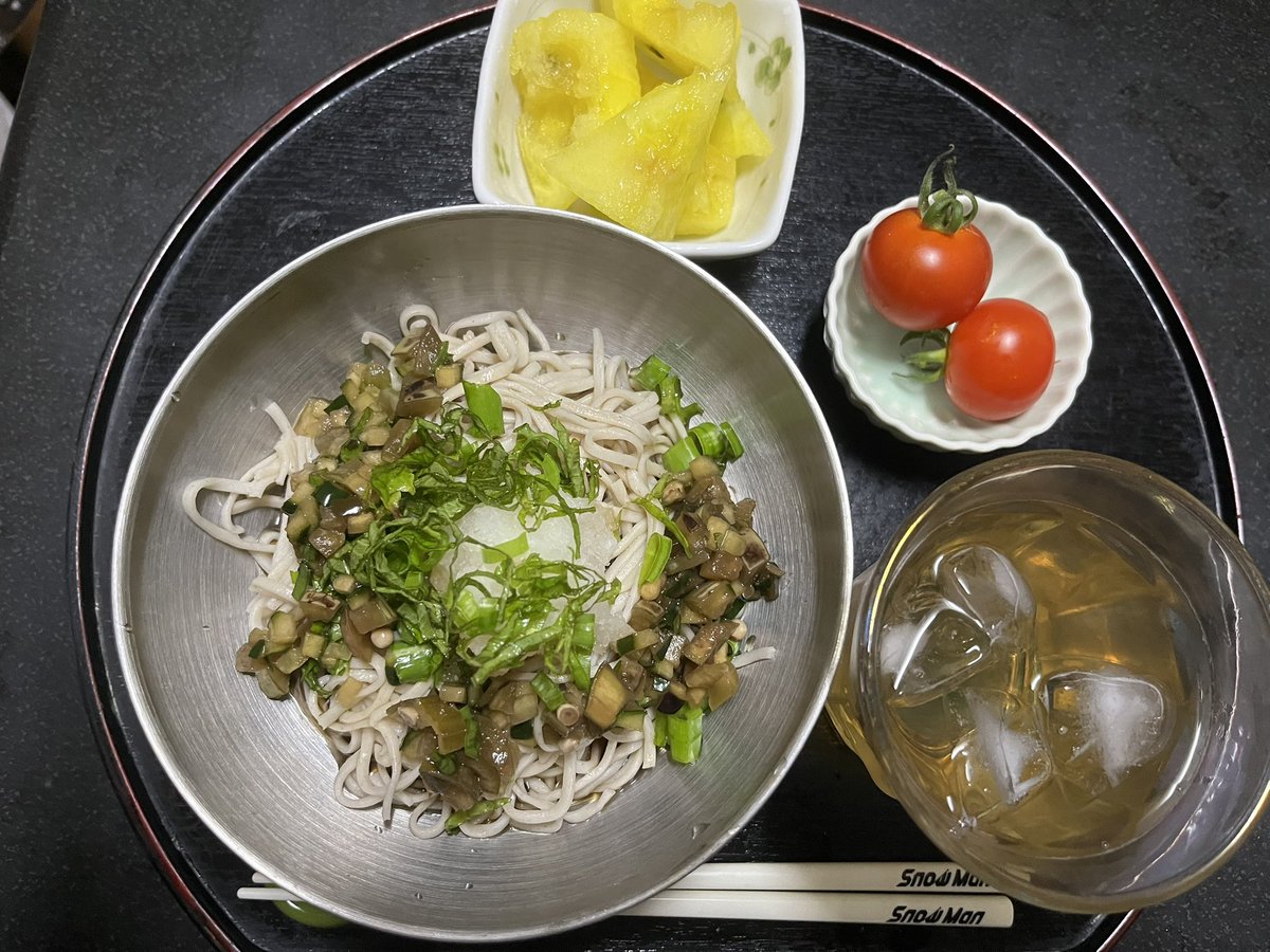 yukitty0827's tweet photo. 日勤の朝ごはん
昨日鶴岡でもらってきたお蕎麦とスイカ
だしかけおろし蕎麦
スイカ
ベランダ菜園のトマト

スイカ黄色いんだった🍉

#朝ごはん https://t.co/vrrGpZUvOL