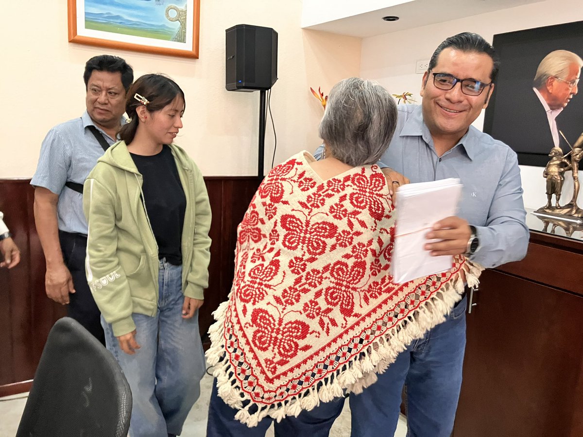 SorayaCordovaM's tweet photo. Muchas gracias a toda la comunidad estudiantil y docente de #Tecomatlán por hacerme partícipe de sus clausuras escolares y graduaciones. 
Reconozco el enorme compromiso de los maestros y la dedicación de cada alumno por alcanzar esta meta.
¡Felicidades! 🎓🌟 https://t.co/rZ95lP2F1Z