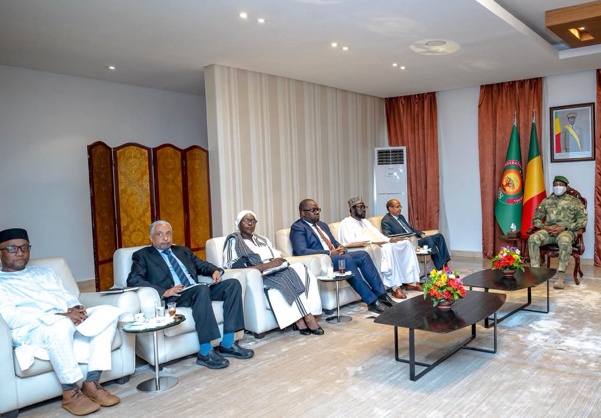 GoitaAssimi's tweet photo. J'ai reçu ce jour à Koulouba M. YOUSSOUF, Président de la Commission de l'#UA, pour sa première visite officielle au Mali depuis sa prise de fonction. Des échanges francs, approfondis et constructifs. Le dialogue africain vivant. L'Afrique porte ses propres réponses. 🇲🇱🌍
#Mali https://t.co/eA3zOepuuv