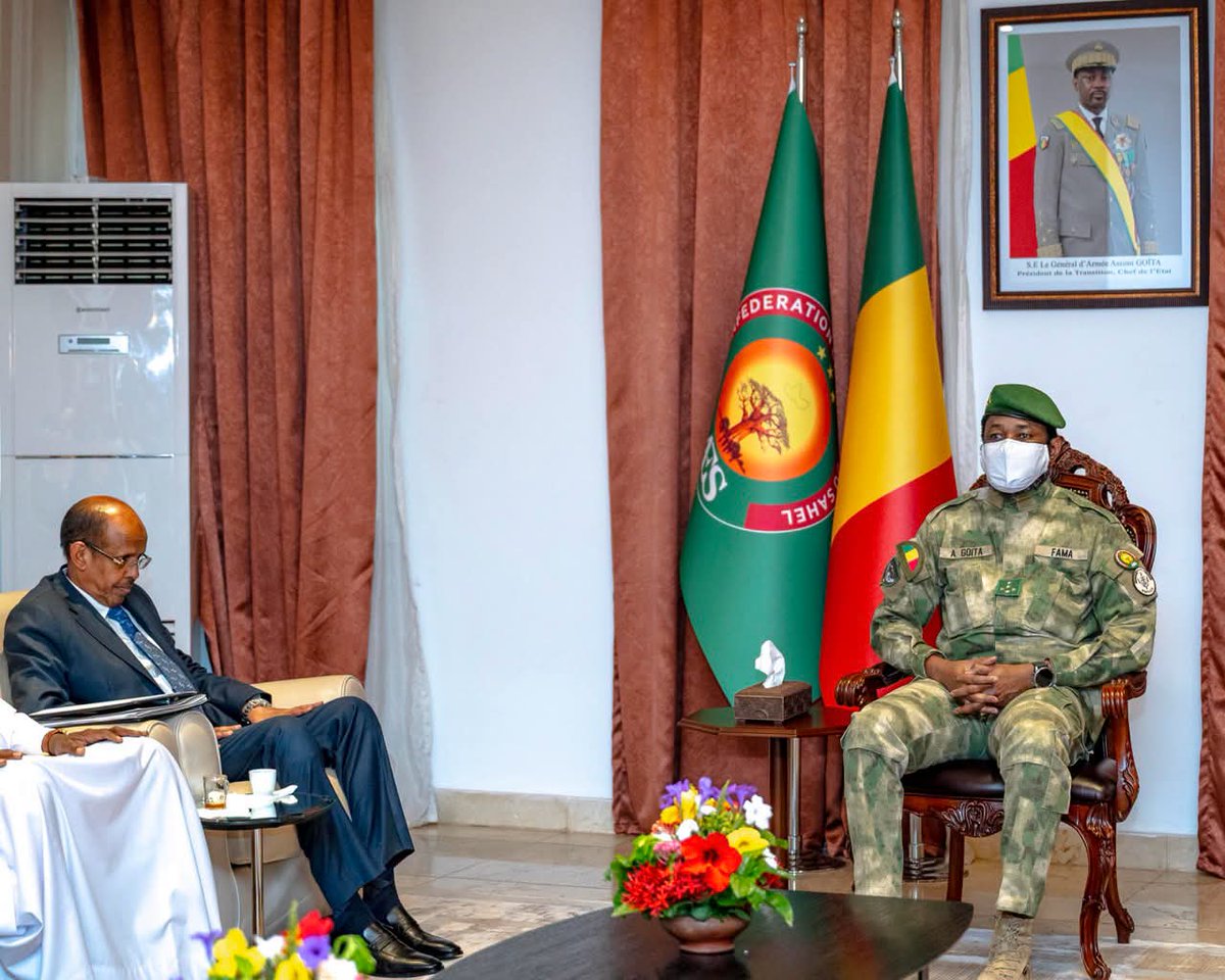 GoitaAssimi's tweet photo. J'ai reçu ce jour à Koulouba M. YOUSSOUF, Président de la Commission de l'#UA, pour sa première visite officielle au Mali depuis sa prise de fonction. Des échanges francs, approfondis et constructifs. Le dialogue africain vivant. L'Afrique porte ses propres réponses. 🇲🇱🌍
#Mali https://t.co/eA3zOepuuv