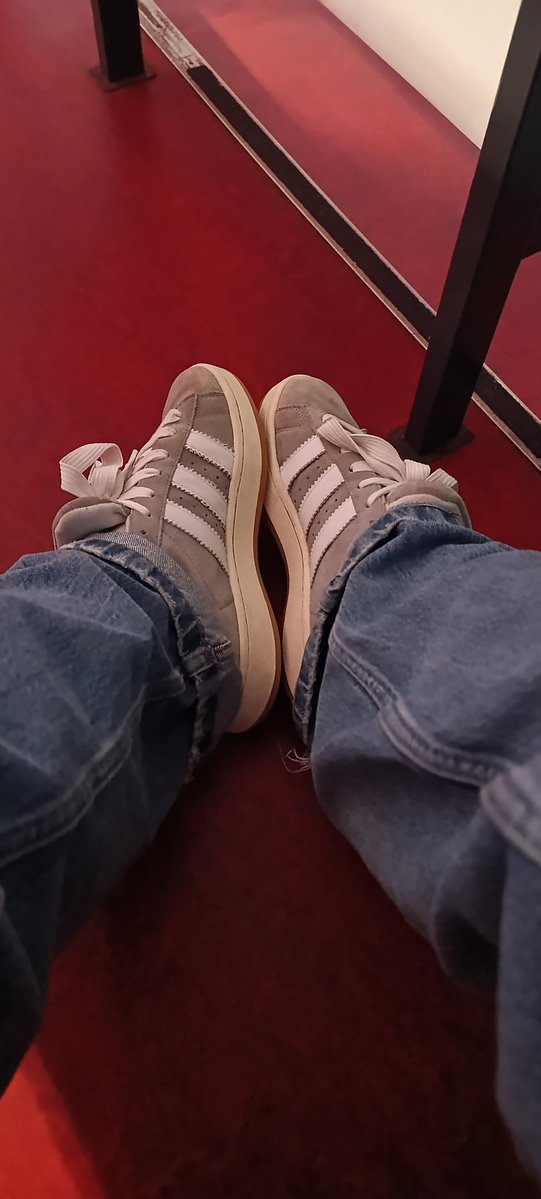 UserU98085's tweet photo. What a great choice of shoes🥰 https://t.co/sQaGTtUWFJ