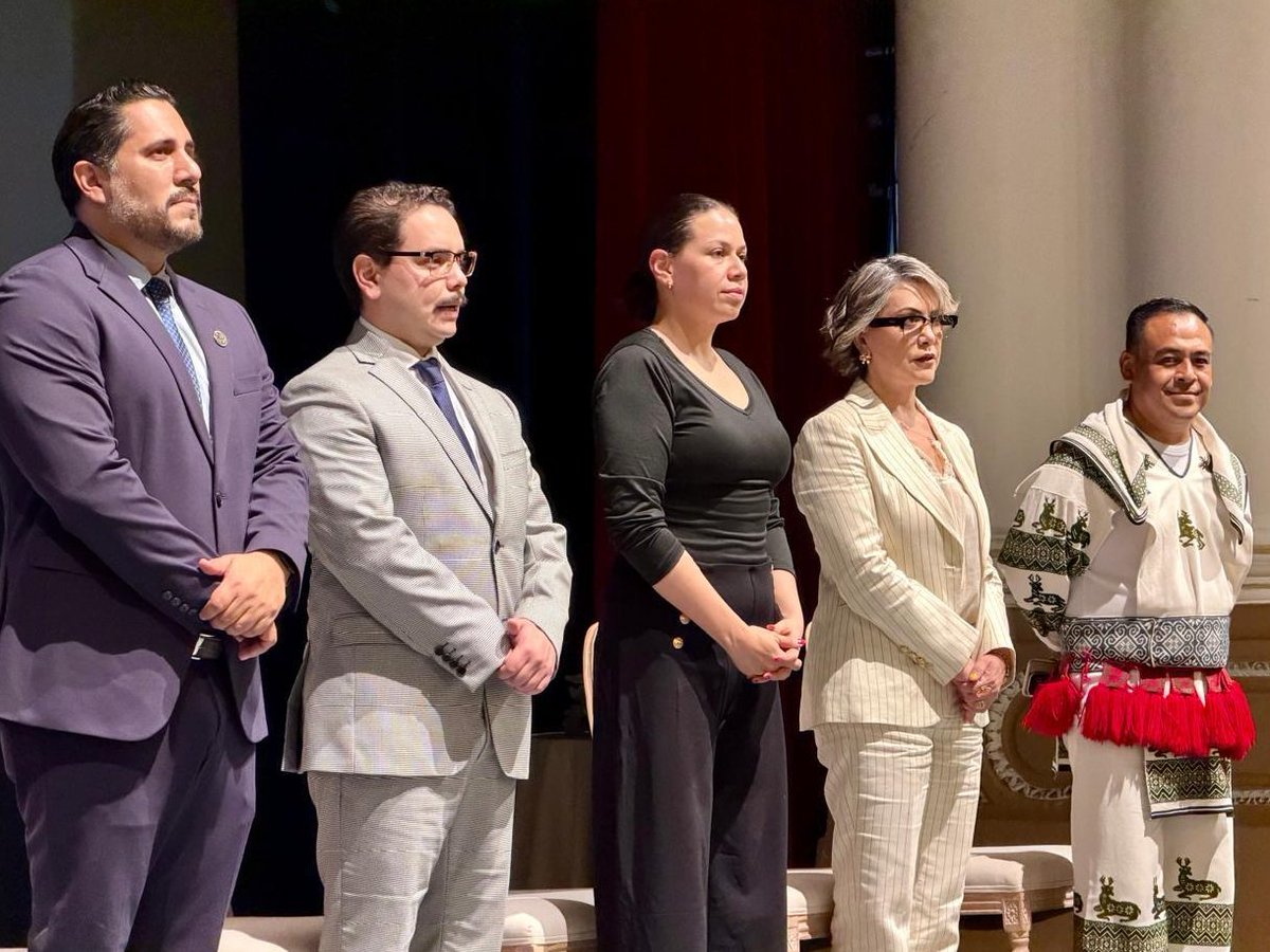 ddhh_scjn's tweet photo. 2/2 🤝 Durante el encuentro se reflexionó sobre la diversidad cultural de México, los derechos de los pueblos y comunidades indígenas y afromexicanas, y la importancia de la interculturalidad para construir una sociedad más justa e incluyente. https://t.co/Sl0Tm65K1f