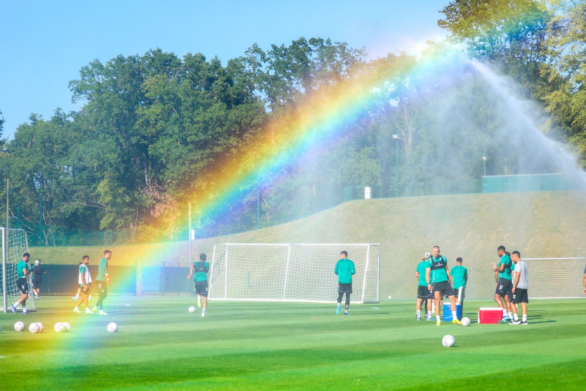 konyaspor's tweet photo. 📸 Günü çift antrenmanla tamamladık.💪
#Konyaspor 💚🤍 #SloveniaCamp https://t.co/Vg60mEGIdF