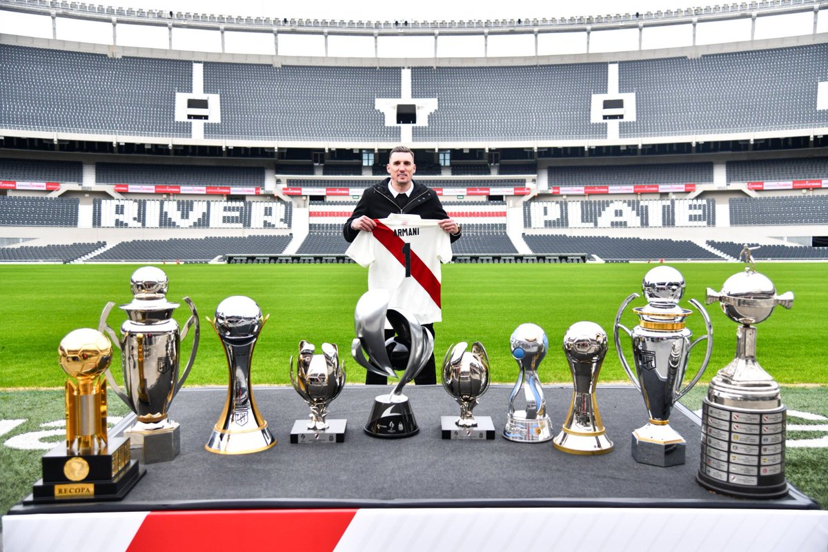 SC_ESPN's tweet photo. LEYENDA: Franco Armani se despide de River con 10 títulos y posó en el Más Monumental con todos los trofeos obtenidos. ¿El más determinante de la historia?

🐙 #ArmaniLeyenda

📷 @RiverPlate https://t.co/aYvqe9baw9