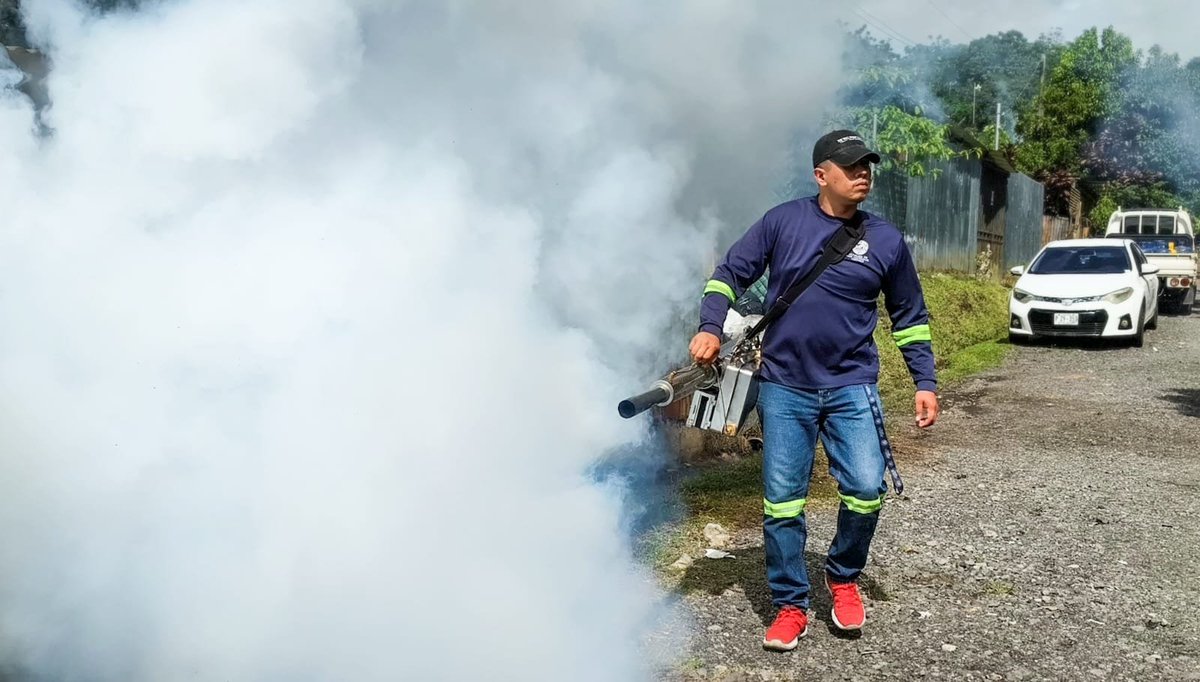 DistritoMuni's tweet photo. Más de 200 familias de las comunidades La Unión y Cristo Paz,  Distrito Capital, fueron beneficiadas con jornada de fumigación a cargo del personal de Promoción de Salud con referentes de Acción Social de la zona 3 para erradicar vectores transmisores de enfermedades. https://t.co/UWJHxe4ksL