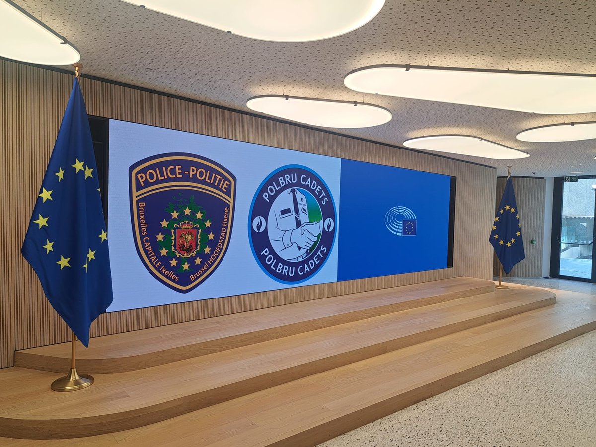 zpz_polbru's tweet photo. (Nl👇) Aujourd’hui, nos cadets ont eu l’opportunité de se rendre au Parlement européen afin de découvrir le rôle essentiel des institutions européennes.

Cette visite leur a également permis de mieux comprendre l’importance de la coopération entre les différents services de police à l’échelle européenne, mais aussi de recevoir des informations sur les dispositifs de sécurité et de visiter les services de sécurité du Parlement.

Un grand merci à Stefana pour l’organisation de cette belle journée riche en découvertes !

Vandaag kregen onze cadetten de kans om het Europees Parlement te bezoeken en te zien hoe belangrijk de Europese instellingen zijn.

Tijdens dit bezoek ontdekten ze ook hoe belangrijk de samenwerking tussen de politiediensten op Europees niveau is. Daarnaast kregen ze uitleg over de veiligheidsorganisatie van het Parlement en brachten ze een bezoek aan de veiligheidsdiensten.

Hartelijk dank aan Stefana voor de uitstekende organisatie van deze leerrijke dag!

 #cadets #europe #polbru #Brussels #police @PolbruC