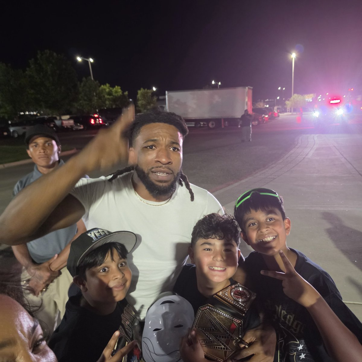 Troy_3Monkeys's tweet photo. @_trickwilliams thank you for taking the time to make 3 young fans so happy! Even in your #lemonpeppasteppas you made the time!! @WWE https://t.co/04ujpHjJYC