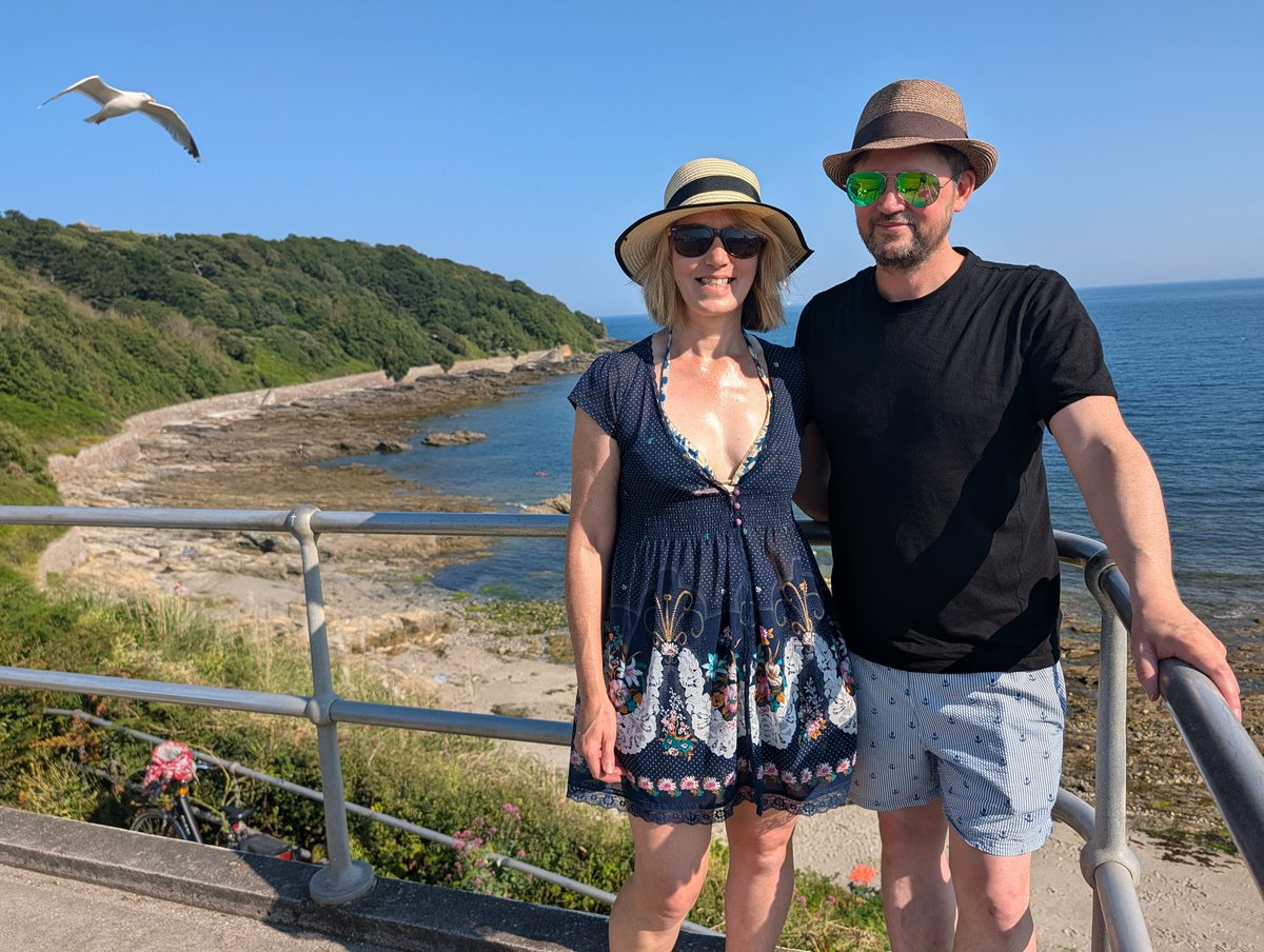 RachelBuk's tweet photo. Anyone would think we liked being by the sea or something?! ❤️🌊🏖️ 

(love the seagull photobomb! 🤣)

#falmouth #cornwall https://t.co/rev0hMPC0l