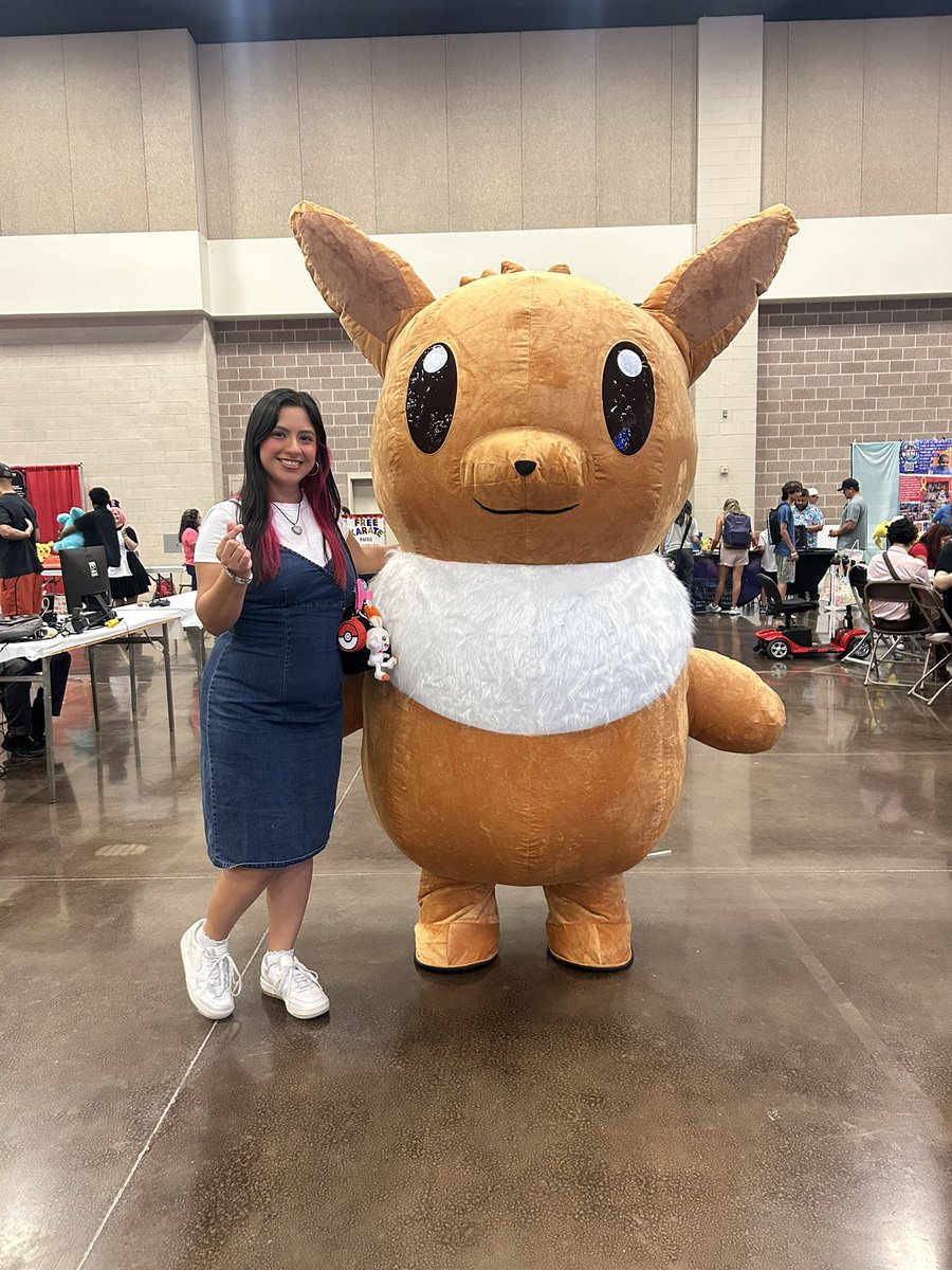 cristweenie's tweet photo. me and these divas at poké fest ft my scorbunny haul <3 https://t.co/8JiYnoIhnm