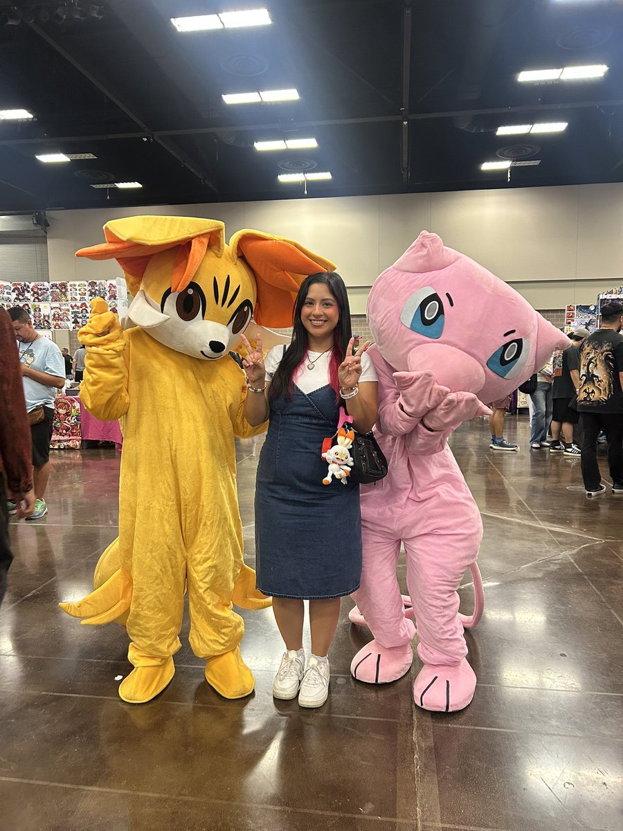 cristweenie's tweet photo. me and these divas at poké fest ft my scorbunny haul <3 https://t.co/8JiYnoIhnm
