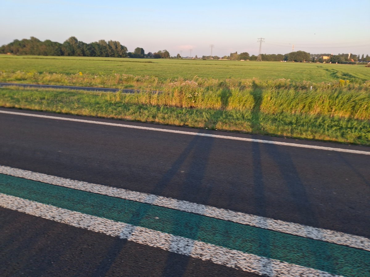 TVBolsward's tweet photo. Momenteel ligt de N359 tussen #Bolsward en Burgwerd er uit voor autoverkeer. Tja dan ga je daar natuurlijk even lopen! En dan ook nog met een hele fijne vriendin https://t.co/4TNLbAuHCj