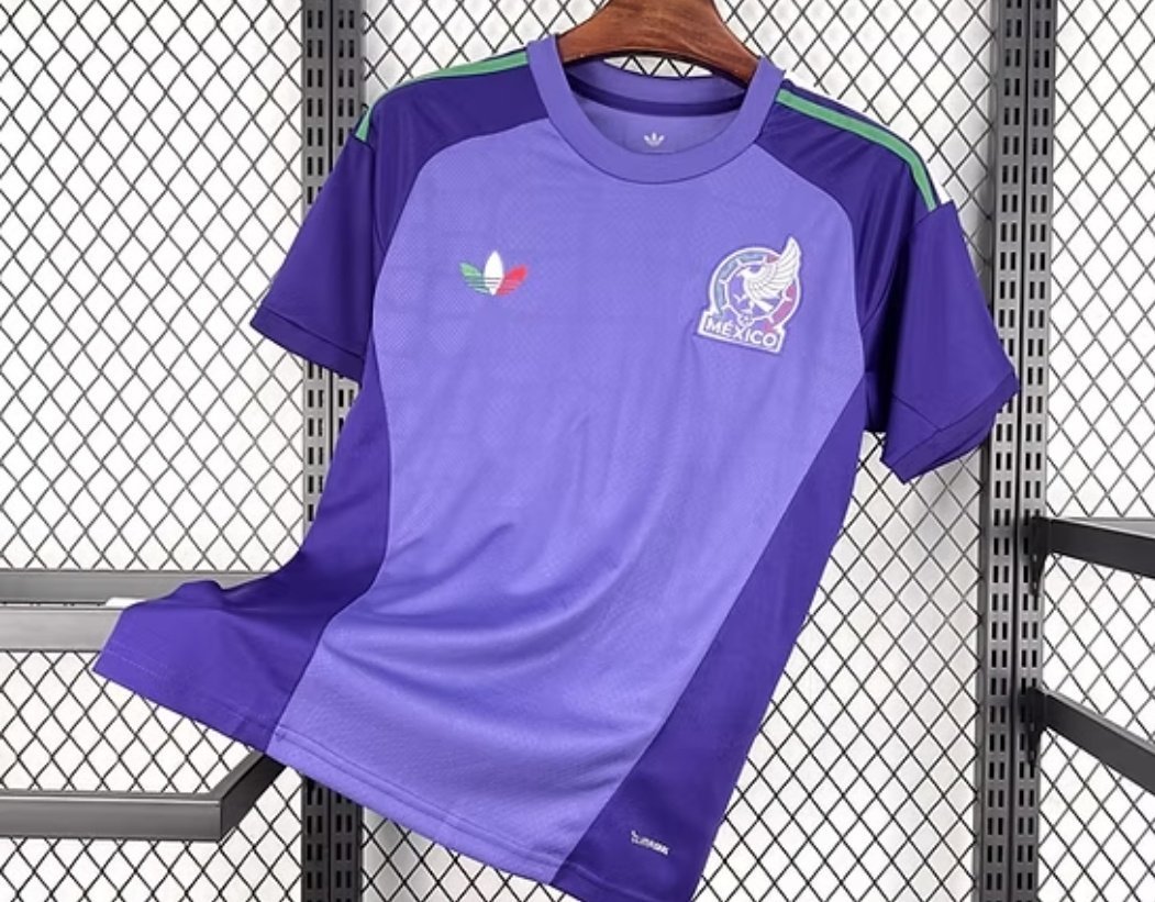 PicaNaNet's tweet photo. @1_achadinhos A roxa de goleiro do Mexico https://t.co/B6WwMa5VfI