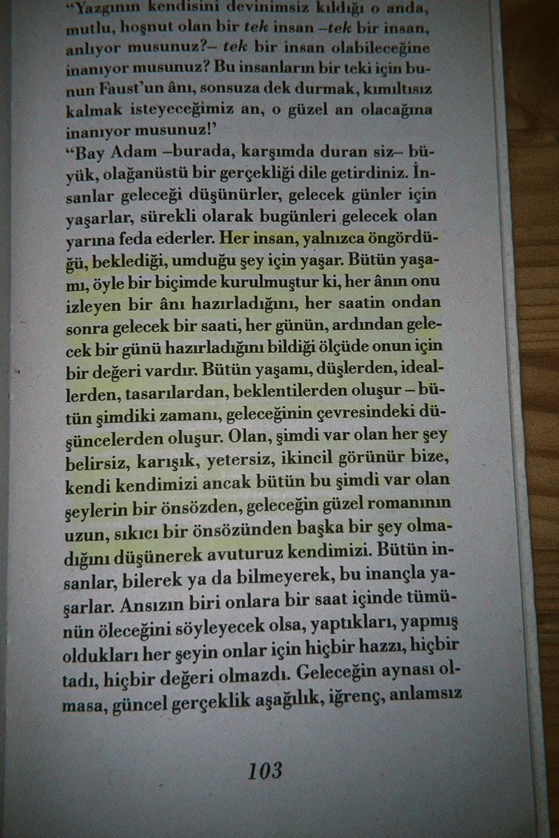 incirle's tweet photo. O halde Papini’den nakşedeyim şuraya:

“Bütün bir şimdinin bir gelecek uğruna feda edildiğini, o geleceğin de şimdiki zamana dönüşeceğini, bir başka geleceğe feda edileceğini, en son şimdiye, ölüme dek böyle sürüp gideceğini düşüneceklerdir.” https://t.co/NT35UKgB5E