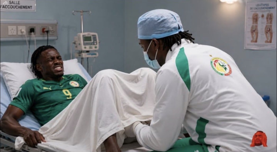 amgharbxl's tweet photo. * un joueur sénégalais se blesse * 

Le médecin de l’équipe du Sénégal : https://t.co/JOO9X21uF0