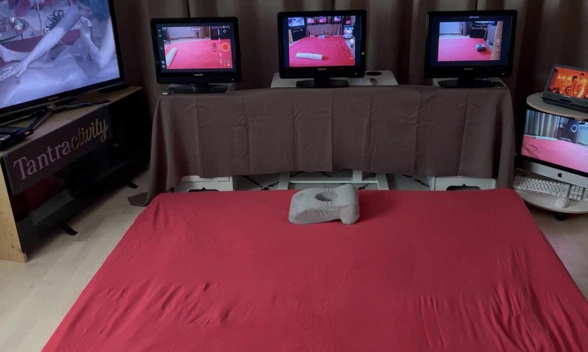 EuroticCom's tweet photo. I gave Grok Imagine those 2  Pictures and asked to put me on the bed and this was the resulting Video within a few seconds 😂 https://t.co/qHne74knUv