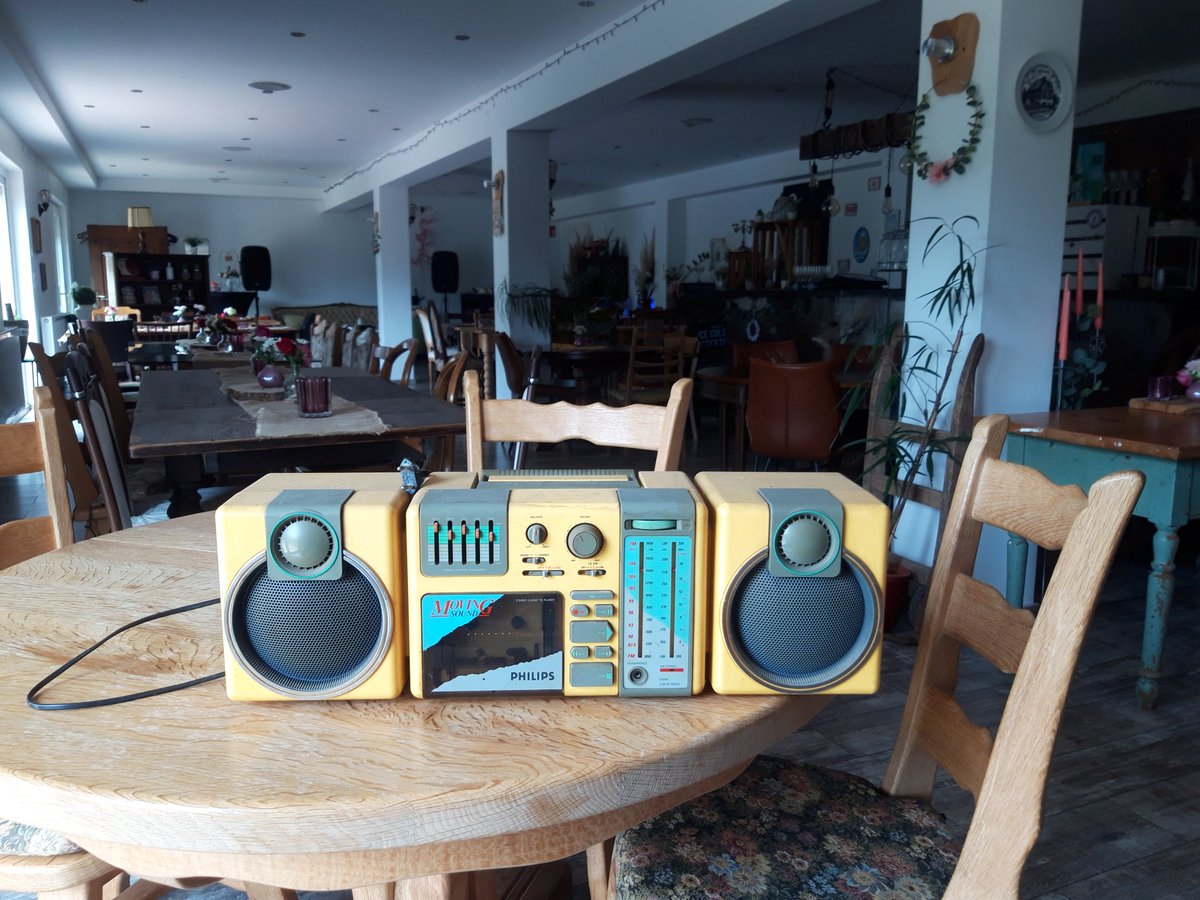 HorseThirty's tweet photo. I found a retro radio at my friend's place and took it home with me. 🙂🙃🙂📻📻📻📻📻 https://t.co/np6Wfrs6mJ