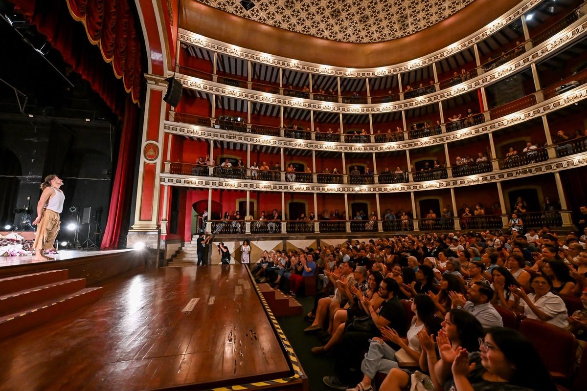 teatroa1solavoz's tweet photo. En Colima concluyó el recorrido del Circuito Centro Occidente de Monólogos, Teatro a Una Sola Voz, con la puesta en escena Me cargo en mis muertos. Una noche que celebró el trabajo conjunto para llevar el teatro a más públicos y fortalecer el encuentro entre comunidades. https://t.co/4xaqWTk8Y7
