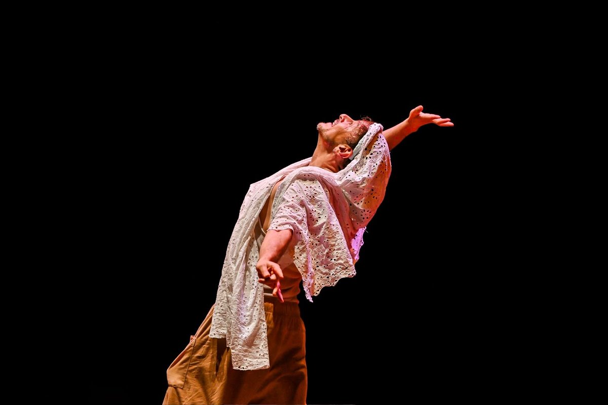 teatroa1solavoz's tweet photo. En Colima concluyó el recorrido del Circuito Centro Occidente de Monólogos, Teatro a Una Sola Voz, con la puesta en escena Me cargo en mis muertos. Una noche que celebró el trabajo conjunto para llevar el teatro a más públicos y fortalecer el encuentro entre comunidades. https://t.co/4xaqWTk8Y7