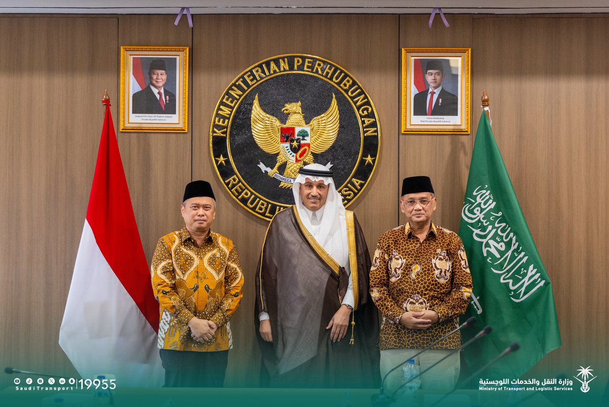 SaudiTransport's tweet photo. تجسيدًا لعمق العلاقات السعودية الإندونيسية، وتعزيزًا للتكامل في مجالات النقل والخدمات اللوجستية وخدمة ضيوف الرحمن..

بحث معالي وزير النقل والخدمات اللوجستية @SalehAlJasser، مع معالي وزير النقل الإندونيسي السيد/ دودي بورجاندي، ومعالي وزير الحج والعمرة الإندونيسي السيد/ محمد عرفان يوسف، سبل تعزيز التعاون المشترك بين البلدين في قطاعات النقل والخدمات اللوجستية، وتطوير الربط الجوي والبحري، وتسهيل حركة الحجاج والمعتمرين، إلى جانب دعم الشراكات النوعية والاستثمارات المرتبطة بقطاع النقل والخدمات اللوجستية، بما يسهم في توسيع آفاق التعاون الاقتصادي ويعزز الشراكة التاريخية بين البلدين الصديقين.

#مسارات_دولية
#وزارة_النقل_والخدمات_اللوجستية