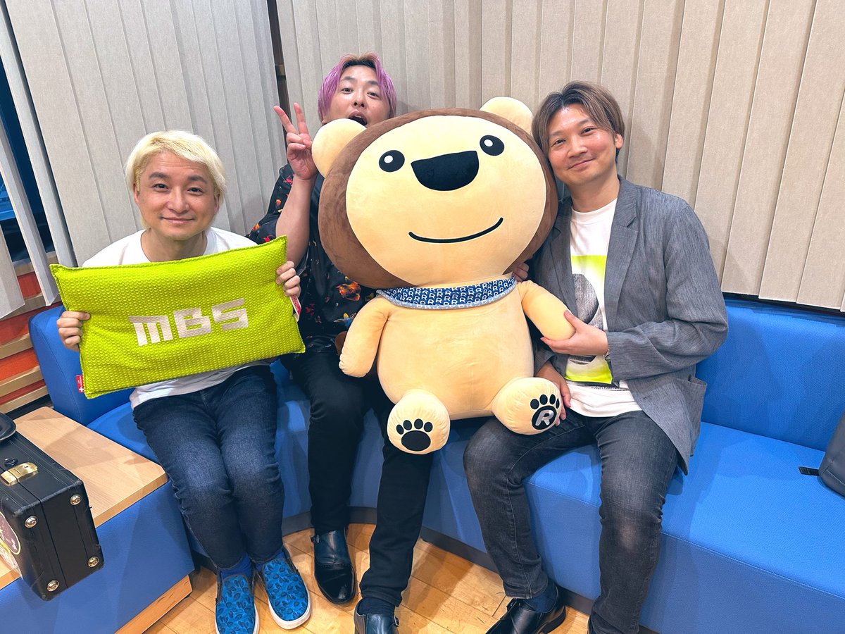OOSEDOCHISHIMA's tweet photo. MBSラジオ“NAOTOの月イチな音”
深夜ラジオ生放送、無事に終わりました
4時台の生演奏は初でした🤭
NAOTOさん、スタッフさん、リスナーの皆さま、ありがとうございました♫
昼から仕事の為、大瀬戸千嶋は
新幹線へ乗り込みます🚄
NAOTOさん9月広島で
お待ちしています✨
#月イチな音
#NAOTO
#大瀬戸千嶋 https://t.co/EtTPfHQu8T