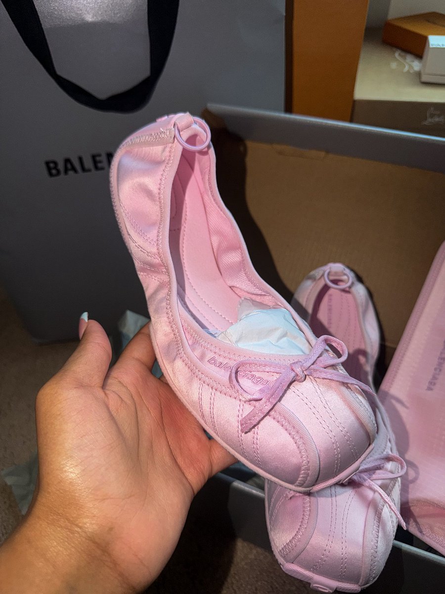 GabbyGirlllll's tweet photo. My friend got me these and they so cute 🎀 https://t.co/UeFXHxnHQt