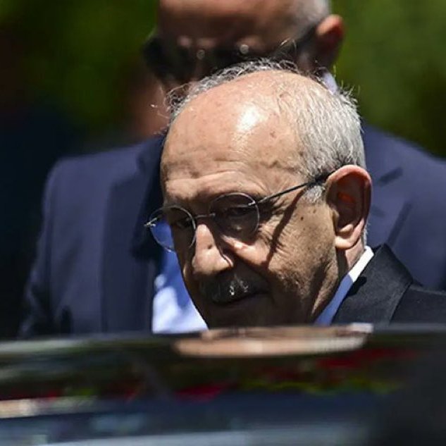 TKRgazete's tweet photo. Soru: 
“Genel başkan değilken ofisinizin masraflarını nasıl karşıladınız?”

Kılıçdaroğlu:
"Araçlarım ve korumların yemekleri genel başkanlık tarafından ödeniyordu. Sonra bunu kesitler. Bu doğru değildi. Ancak sonrasında bir iş insanı bana destek oldu.

Bir iş insanı geldi araçlarımı ödedi. Korumalarımın yemeğimi ödedi. Kim olduğunu açıklamam doğru olmaz."