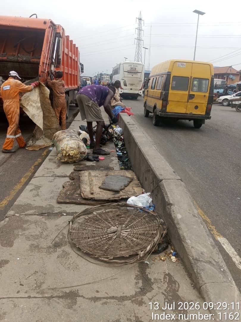 lawmaops's tweet photo. [9:45AM] #LagosCleanup #LAWMACares #RouteClearance #StreetSanitation #LAWMAOps

Before & After cleanup at Alagba Walkway. LAWMA teams successfully evacuated accumulated waste from the location as part of ongoing efforts to improve environmental sanitation and maintain cleaner public spaces across Lagos.

@Lawma_gov @LawmaCares
@followlasg
@jidesanwoolu
@drobafemihamzat
@tokunbo_wahab
@muyiwag
@LASGMOE