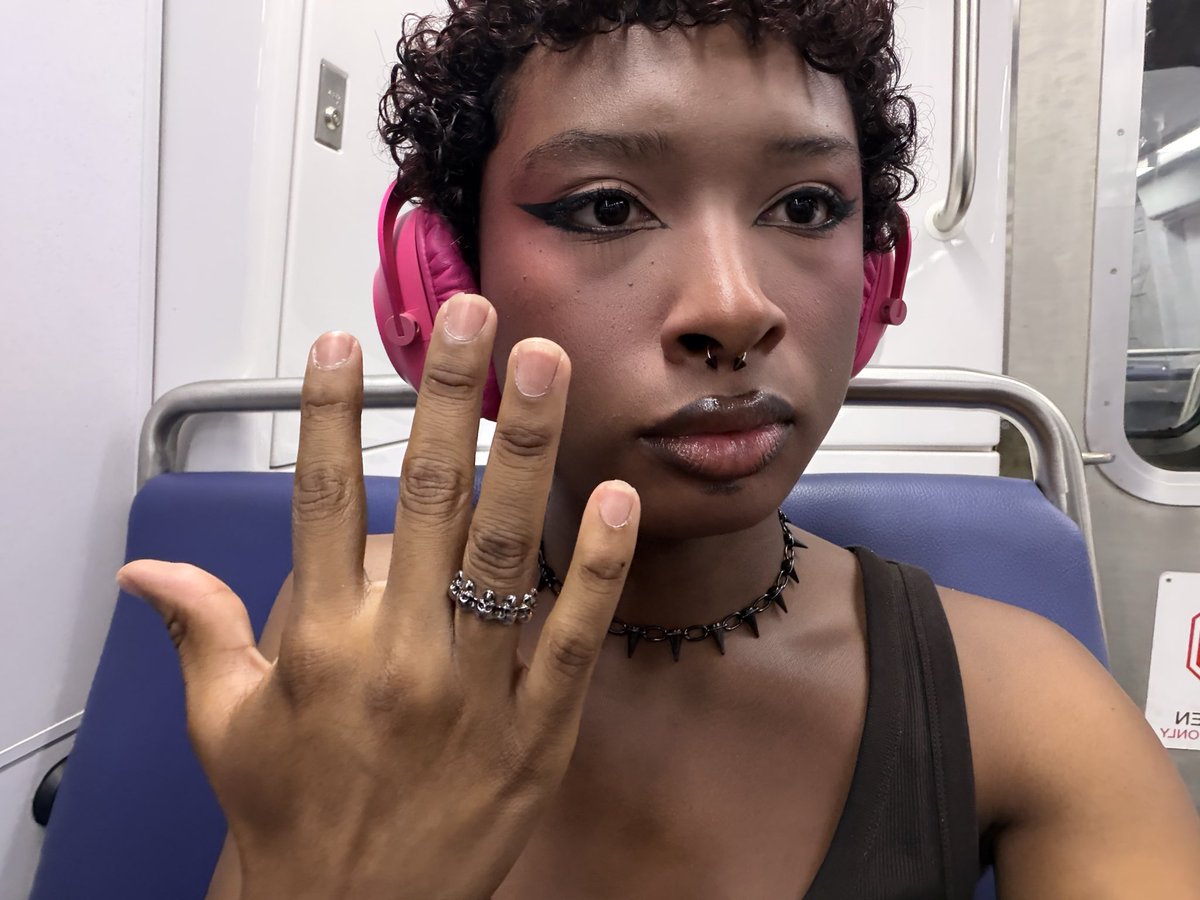 BabyeeQ's tweet photo. Guess who dgaf about “blush blindness” MEEEE 😜 https://t.co/Wg21vdjZkE