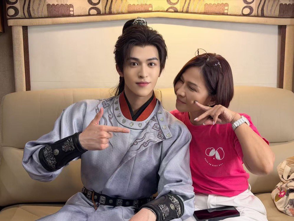 AOMTOFFY's tweet photo. คุณแม่โรส กับ คุณลูกชาย (ยุคโบราณ) 
แม่โรสกลับไทยแล้วววว เดินทางปลอดภัยนะ

 @patrick_pppat
#แพทริค #แพทริคณัฐวรรธ์
#PatrickFinkler #尹浩宇 
#Patrick尹浩宇 #YinHaoyu https://t.co/gXf57yWd1L