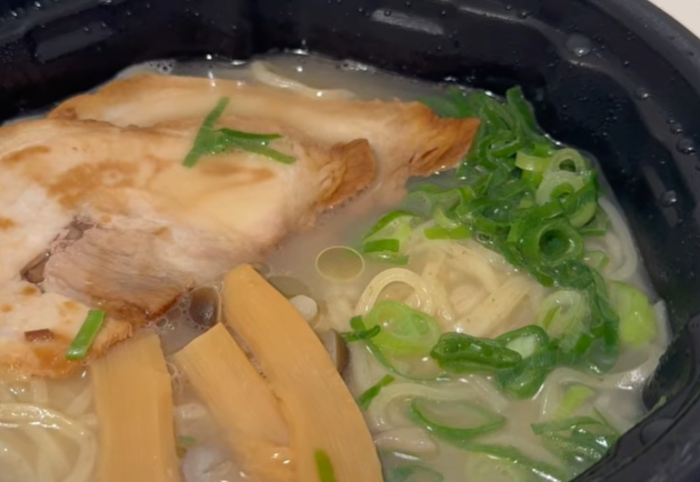 livedoornews's tweet photo. 【うまそう】羽田空港で食べられる、90秒自販機の本格ラーメン
https://t.co/FPdR4gh8Jy

約90秒で完成するラーメンで、「中華蕎麦 とみ田」と「金色不如帰」監修の2杯を実食。厚切りチャーシューや濃厚スープなど、自販機とは思えない一杯をレビューしています。 https://t.co/mYOBIXoUmQ