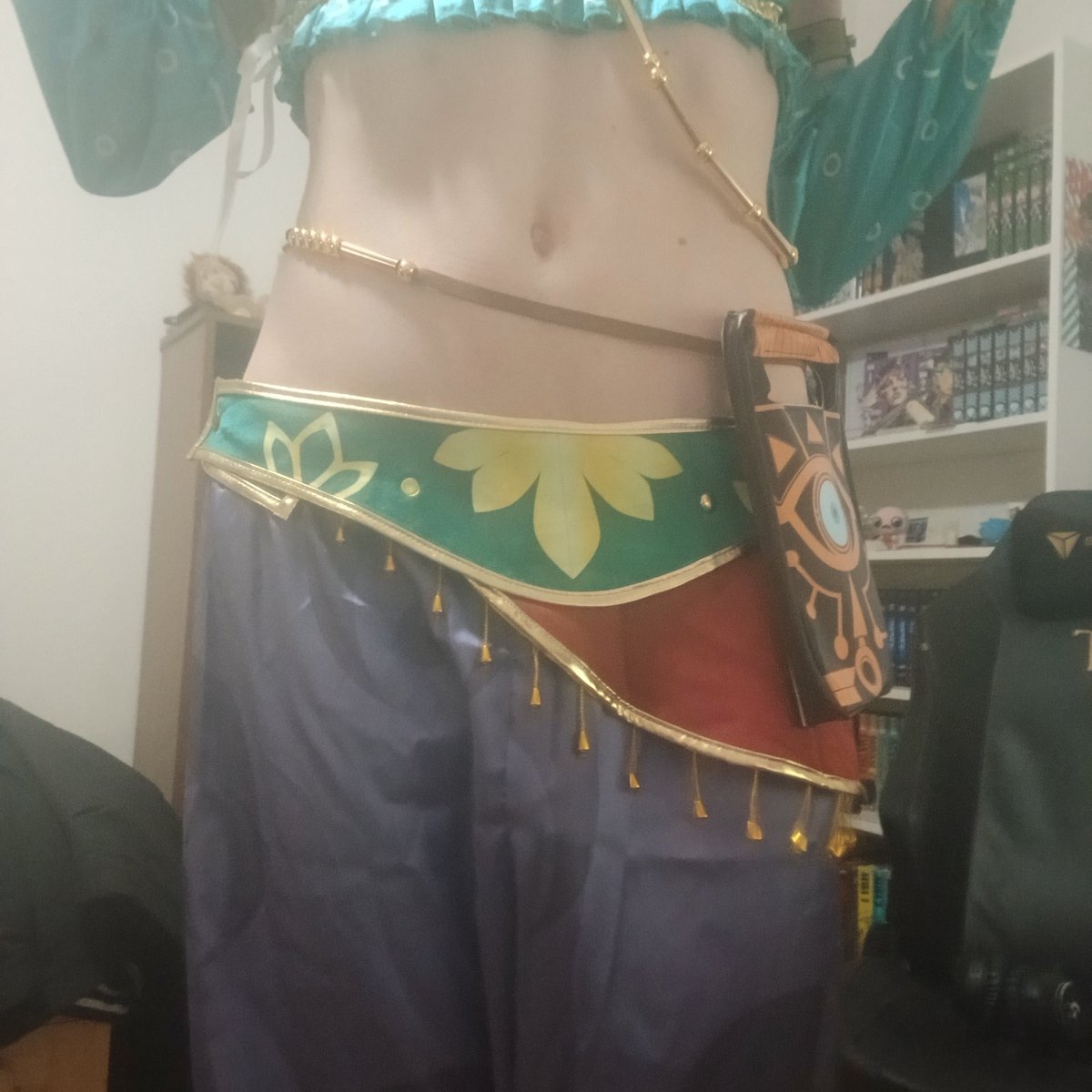 SAN4KAN's tweet photo. Cosplaying as my gay awakening (gerudo link) https://t.co/CFgPJGDqWR