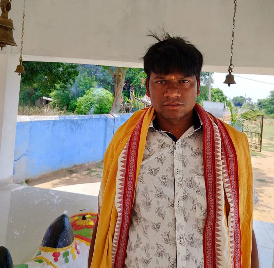 ArgusNews_in's tweet photo. #ହତ୍ୟା_ପରେ_ଥାନାରେ_ସରେଣ୍ଡର
ଆଠମଲ୍ଲିକ: ଭାଇକୁ ମାରି ଥାନାରେ ହାଜର ହେଲା ଅଭିଯୁକ୍ତ
ପାରିବାରିକ ବିବାଦକୁ ନେଇ ଭାଇକୁ ହତ୍ୟା କଲା ଭାଇ
ଆଠମଲ୍ଲିକ କନ୍ଧପଡା ଗାଁରେ ବୀଭତ୍ସ ହତ୍ୟାକାଣ୍ଡ
#Crime #Athmallik #Odisha #FamilyDispute #ArgusNews https://t.co/2T5yZpKlZP