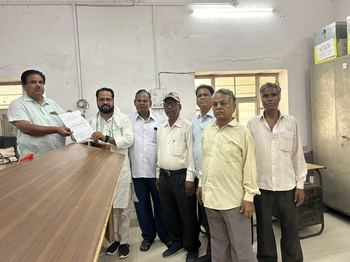 Rcgurjar2's tweet photo. महूकलाँ में पोस्ट ऑफिस से राजकीय हायर सेकेंडरी स्कूल मार्ग पर स्पीड ब्रेकर लगाने की मांग को लेकर ज्ञापन सौंपा। पीडब्ल्यूडी अधिशासी अभियंता बदन सिंह गुर्जर ने जल्द समाधान का आश्वासन दिया।
#RoadSafety #Mahukalan #GangapurCity @PwdRajasthan https://t.co/gPMZkGt0zk