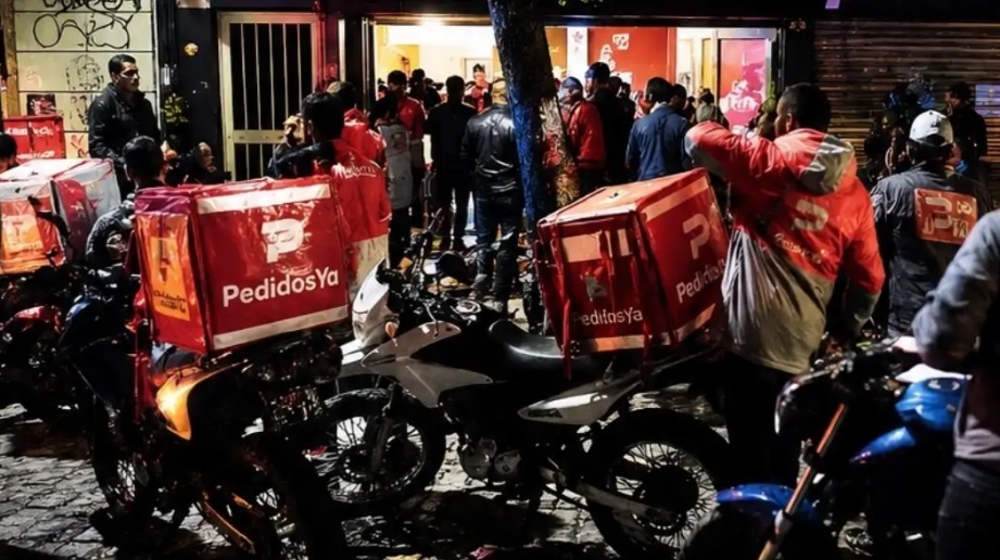izquierdadiario's tweet photo. La precarización laboral mata. Bahía Blanca: una joven que acompañaba a un repartidor de una app falleció al caer de la moto.  Por Maria José Torres.  El sábado por la noche, la ciudad de Bahía Blanca fue escenario de una nueva tragedia laboral: Camila, … https://t.co/k9MIsAwcxG https://t.co/xTfGJPZNn8