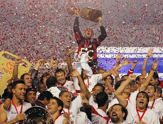 somosaopaulinos's tweet photo. 21 anos atrás (14/07/2005): São Paulo vencia o Athletico no Morumbis e conquistava o tri da Libertadores! 🏆🇾🇪 https://t.co/yvxQtLjNXV