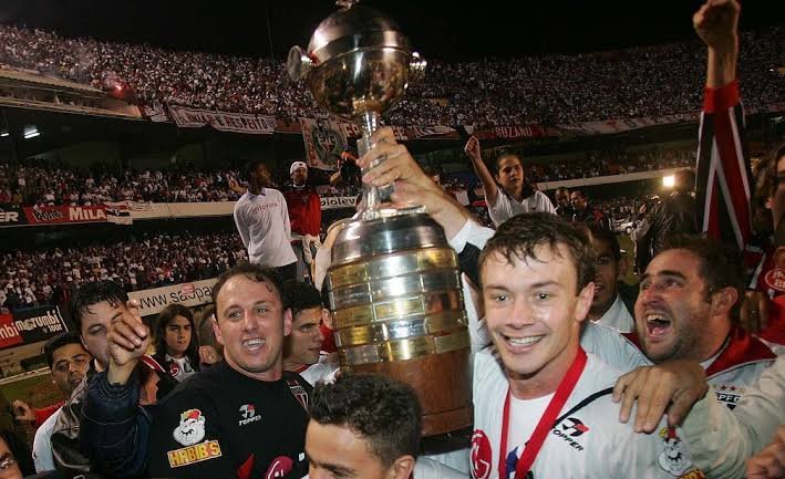 somosaopaulinos's tweet photo. 21 anos atrás (14/07/2005): São Paulo vencia o Athletico no Morumbis e conquistava o tri da Libertadores! 🏆🇾🇪 https://t.co/yvxQtLjNXV