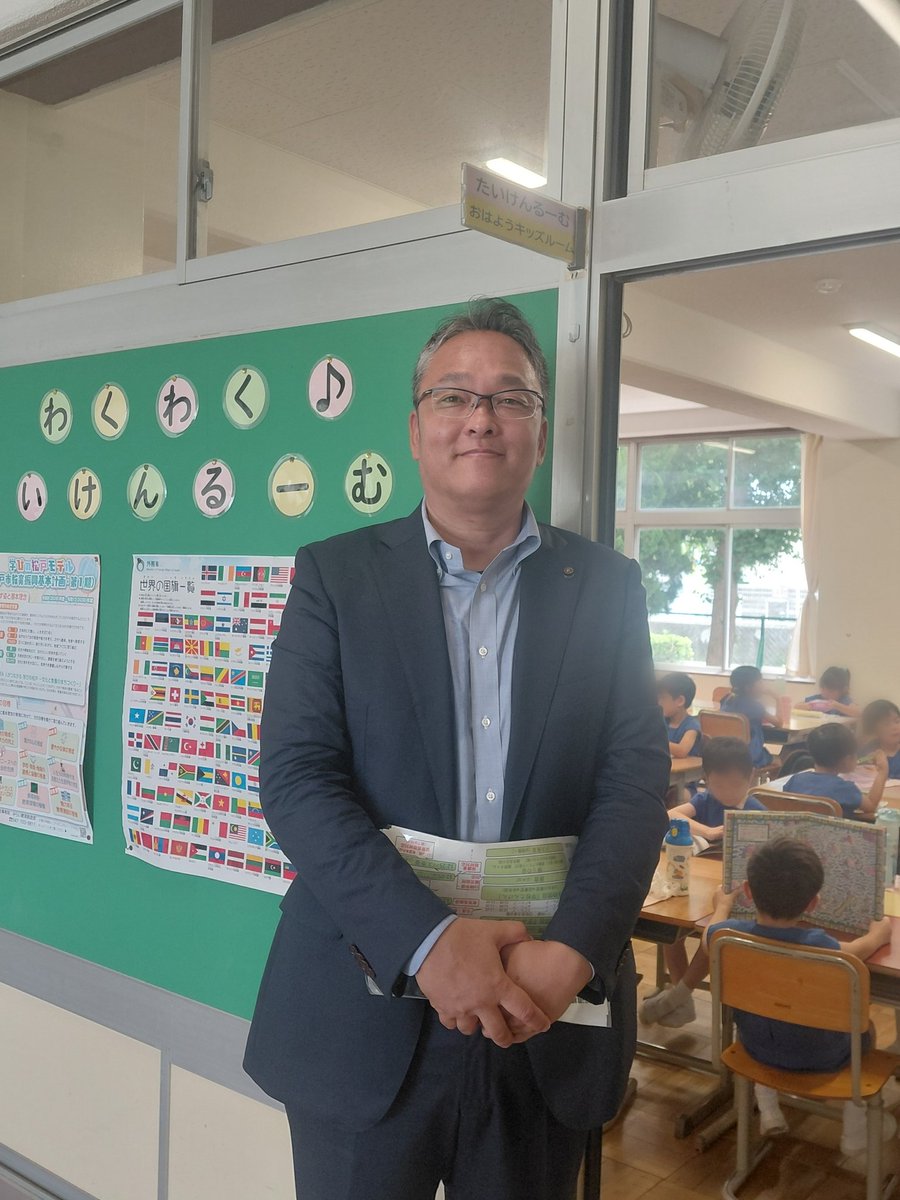kakinuma007's tweet photo. 先日、本市の #小1プロブレム対策 わくわく小学校体験ルームを見学。

こちらの事業は6月議会の一般質問でも取り上げ、小学校低学年の不登校児童が10年で7倍増と深刻な現状を鑑み、小学校入学前にワクワクする体験ルームを通じて子ども達の不安感を少しでも軽減し、事前に学校環境へ馴染む為の重要な施策の1つ。

文科省は幼児教育から小学校教育へ「幼保小の架け橋プログラム」を強力に推進し、本市では今年度から3校へ増設し幼保小連携コーディネーターを配置、更に家庭教育講座を同時に実施する事により保護者の疑問や不安の解消に繋げる取り組みには今後も期待するばかりです！

当日の馬橋北小学校には #松戸たかまさ 市長、#波田寿一 教育長も視察に訪れ、多数の保護者も観覧し、子ども達の笑顔が溢れる愉しい時間となりました～

#松戸市
#松戸市教育委員会