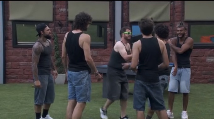 Tamster613's tweet photo. What in the world is happening? LOL #BB28 https://t.co/GzrCaboyoB