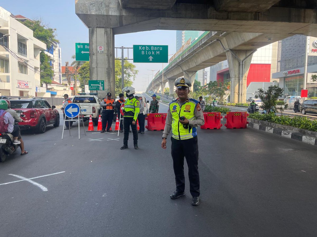 TMCPoldaMetro's tweet photo. 09.09 Anggota Dit Lantas PMJ gabung dengan petugas Dishub melakukan pengalihan arus lalu-lintas sementara di Fly Over Mampang arah Santa / Blok M.
Untuk arus kendaraan dari arah Tegal Parang yang menuju Santa / Blok M sementara dialihkan melalui Jl. Mampang / Tl. Mampang. https://t.co/cw08BTnQaR