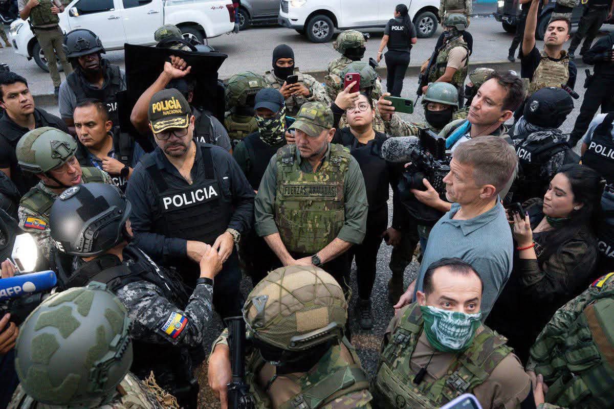 Javfer10's tweet photo. La comunidad garífuna denuncia que Erick Prince junto a hombres armados quieren desalojarlos de sus tierras ancestrales. 

La presencia de una empresa mercenaria estadounidense, que combate en Ucrania y Medio Oriente, y camina desalojando y amedrentando al pueblo garífuna debería de alarmar a todos los operadores de justicia y policiales.  

En videos se muestra una tímida acción policial en una escena flagrante del crimen. Esto promueve la impunidad criminal y deja en total abandono a las comunidades ancestrales garífunas. De lo contrario, bajo la vista del Estado se están impulsando grupos paramilitares que aterrorizan y matan, y controlan las tierras productivas y turísticas.

Honduras es tierra de paz. Dejen de traer mercenarios internacionales de exterminio a donde habita la poderosa y rica cultura garífuna sobre bellas playas de arena blanca.

Es responsabilidad del Estado revelar la identidad de la banda armada que amenazó a los garífunas de Tornabé. Quisiéramos que fuese mentiras que el Estado de Honduras está operando con empresas contratistas en guerras.

La prioridad Estatal debería ser cumplir con las sentencias de la Corte IDH a favor de las comunidades garífunas.
