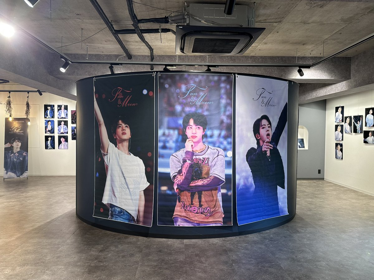 btsforever1207's tweet photo. 日本東京展示会に2日間足を運んでくださったすべての方々 
ありがとうございます。
私が直接行って挨拶すべきでしたが、ツアー中に行われた展示のため、直接見に行けず、心からお詫び申し上げます。
次回は必ず直接お伺いしてご挨拶できるようにいたします。
辛い時にいつも良い言葉で立ち上がらせてくれる
日本のジンペンさんたちと優しいjpさんにも、スタッフさんにも、いつも頭を下げて感謝しています。
進めるすべてのことが、ある日は順風かもしれませんが、またすべてのことに順調な航海だけがあるわけではないのが現実って言うことだと築きます。 人間なので、一生懸命頑張って走ってるあいだ、予期しない辛さが訪れたときに折れたり方向を失ったりしますが、そのたびに皆さんの優しさの一言に救われ、慰められることができました。
私も皆さんの生活の中で小さな慰めになれればと思います。私を立ち上がらせてくれた皆さんの"自分を大切にしてほしい"という慰めのように、皆さんも毎日もっと大切な自分を愛する事を最優先にして、自分を一番大切にしながら幸せでいてほしいです。私も不足ですが、皆さんが仰った通り、そのように過ごせるように頑張り、努力します。私はソクジンを大切に思い、愛する気持ちでここにいますが、皆さんがいるからこそここに存在できると思います。皆さん一人一人がとても大切で貴重であることを忘れないでください。誰かを全心に愛することができる、
心の中がきらめく美しい光の、綺麗で大切な皆さん、いつも愛しています、ありがとうございます。