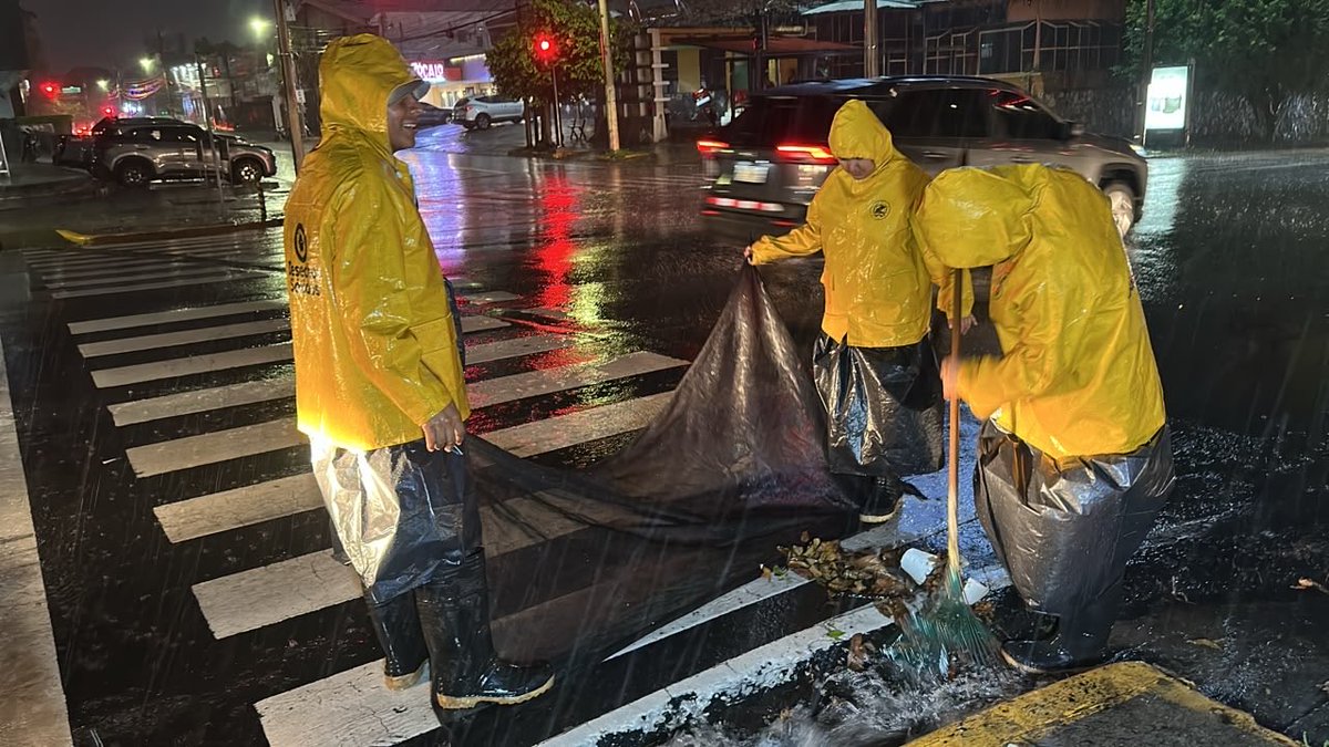 alcaldia_ss's tweet photo. El trabajo preventivo continúa, nuestro equipo de @DesechoSolidos realiza labores de limpieza de alcantarillado y drenajes en la alameda Manuel Enrique Araujo, Zona 3, contribuyendo a mantener el sistema pluvial en óptimas condiciones y prevenir inundaciones. https://t.co/lOXY9w8TVM