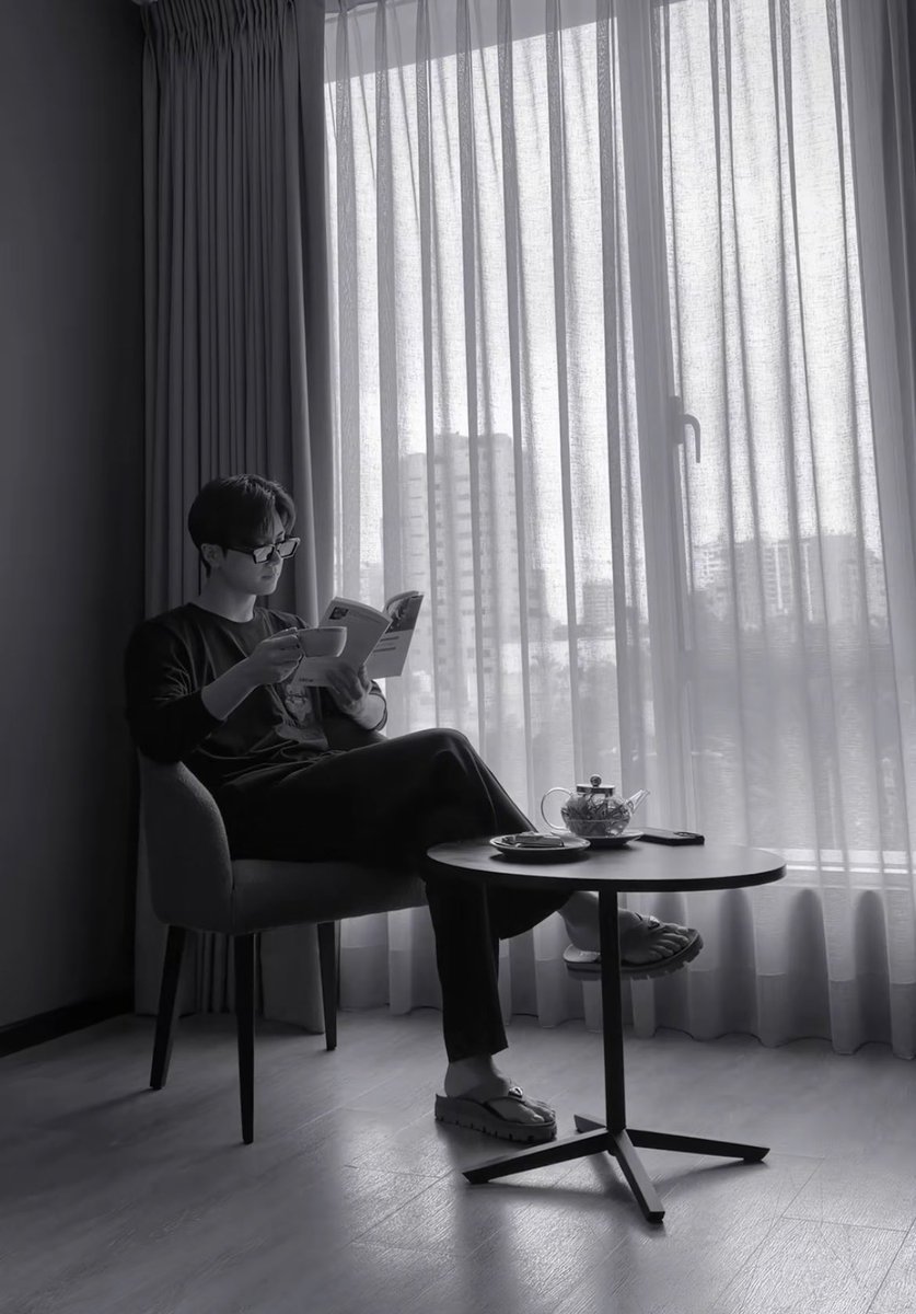 02byjay's tweet photo. just imagining what mornings with jay would look like… ☕📚🤍 https://t.co/kyJeSBoKuu