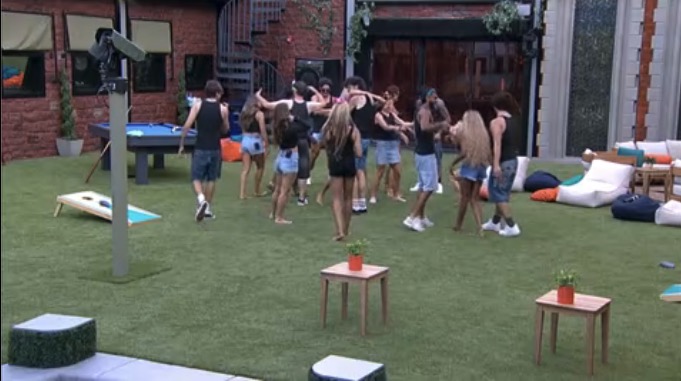 Tamster613's tweet photo. Every single HG has a black shirt and jean shorts on now LOL #BB28 https://t.co/U77kAiTThI